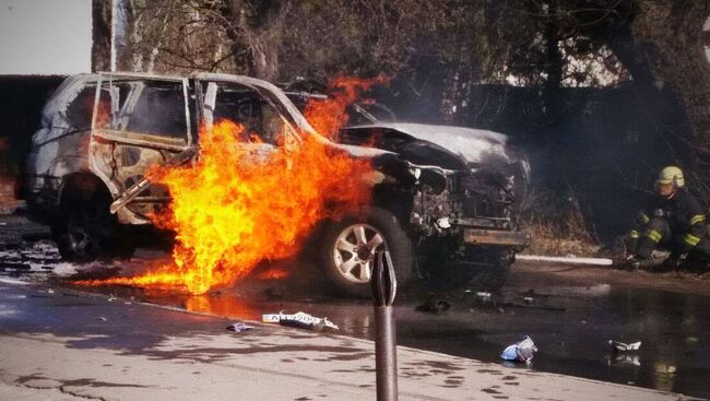 Взорванный автомобиль в Центральном районе Мариуполя. 31 марта 2017