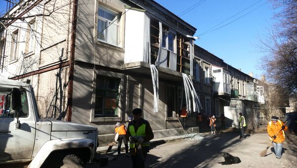 Жилой многоквартирный дом, пострадавший в результате обстрела Ясиноватой в Донецкой области