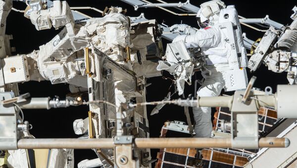 Астронавт НАСА Том Песке во время работы на внешней поверхности МКС. 24 марта 2017