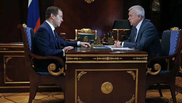Председатель правительства РФ Дмитрий Медведев и президент ПАО Лукойл Вагит Алекперов во время встречи. 31 марта 2017
