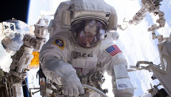 Астронавт НАСА Пегги Уитсон во время выхода в открытый космос. 29 марта 2017. Архивное фото