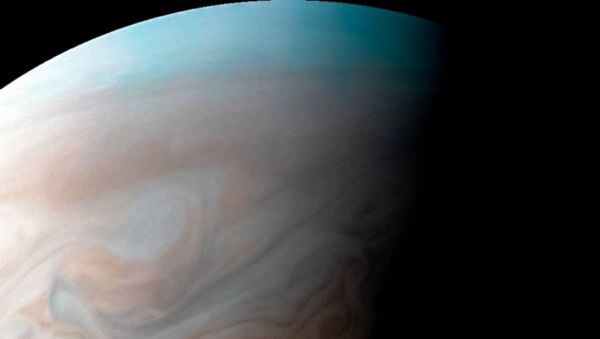 Турбулентная область к западу от Большого красного пятна на Юпитере, снятая зондом Juno