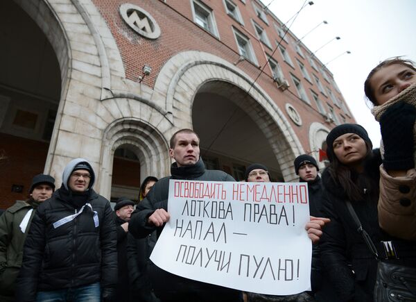 Самооборона с оружием - это всегда риск оказаться за решеткой. На фото: пикет в поддержку студентки Александры Лотковой, осужденной за стрельбу из травматического оружия в нападавших мужчин на станции метро Цветной Бульвар. Тверской суд Москвы счел действия Александры Лотковой превышением необходимых пределов обороны и приговорил ее к трем годам ли Самооборона с оружием - это всегда риск оказаться за решеткой. На фото: пикет в поддержку студентки Александры Лотковой, осужденной за стрельбу из травматического оружия в нападавших мужчин на станции метро Цветной Бульвар. Тверской суд Москвы счел действия Александры Лотковой превышением необходимых пределов обороны и приговорил ее к трем годам ли