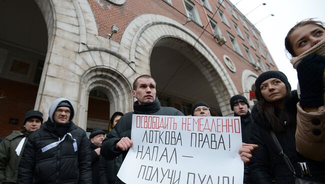 Самооборона с оружием - это всегда риск оказаться за решеткой. На фото: пикет в поддержку студентки Александры Лотковой, осужденной за стрельбу из травматического оружия в нападавших мужчин на станции метро Цветной Бульвар. Тверской суд Москвы счел действия Александры Лотковой превышением необходимых пределов обороны и приговорил ее к трем годам ли