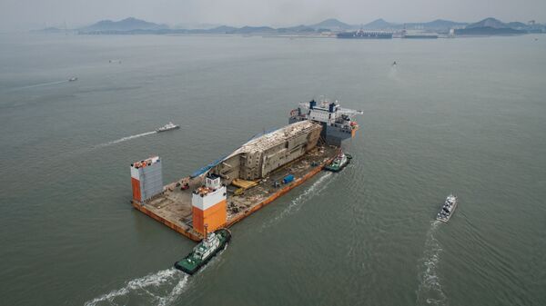Южнокорейский паром Севол доставлен в порт Мокхпо. 31 марта 2017