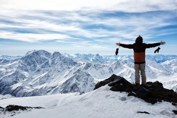 Турист на высоте 4400 метров в горах Эльбруса в Кабардино-Балкарии