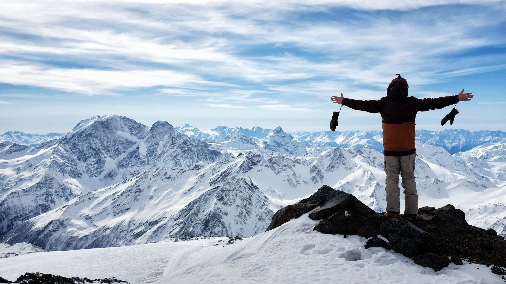 Турист на высоте 4400 метров в горах Эльбруса в Кабардино-Балкарии - РИА Новости, 1920, 03.12.2021