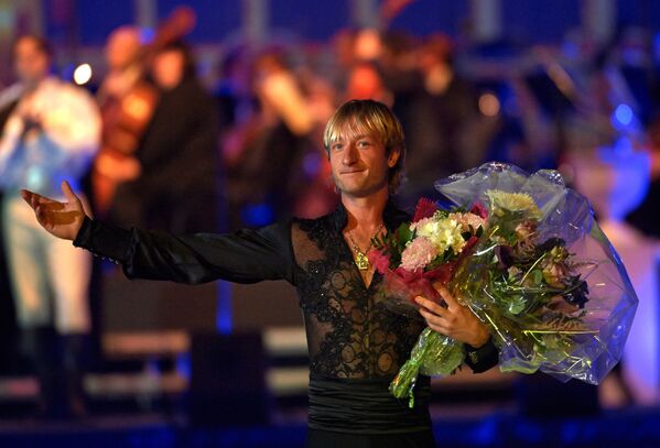 Олимпийский чемпион Евгений Плющенко с цветами после выступления в программе ледового шоу Опера на льду