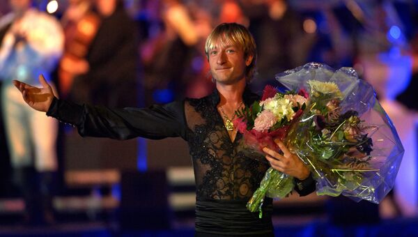 Олимпийский чемпион Евгений Плющенко с цветами после выступления в программе ледового шоу Опера на льду