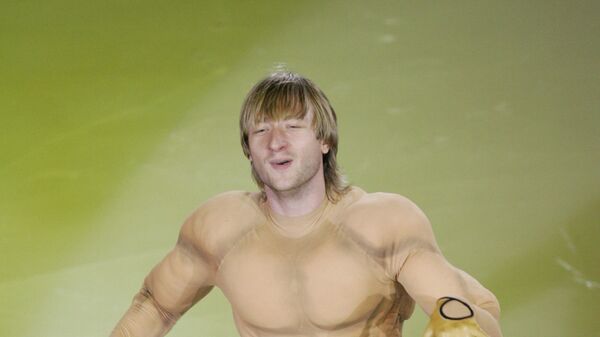 Евгений Плющенко, завоевавший золотую медаль по фигурному катанию на Олимпийских играх-2006 в Турине, выступает на гала-шоу в Сеуле