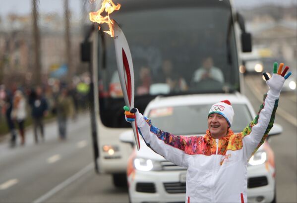 Олимпийский чемпион по фигурному катанию Евгений Плющенко во время эстафеты Олимпийского огня в Санкт-Петербурге