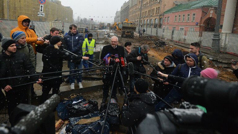 Заместитель руководителя Департамента культурного наследия города Москвы - главный археолог города Москвы Леонид Кондрашев общается с журналистами у подземной комнаты