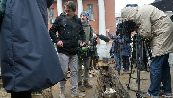 Журналисты у подземной комнаты, обнаруженной археологами у основания Китайгородской стены в Москве