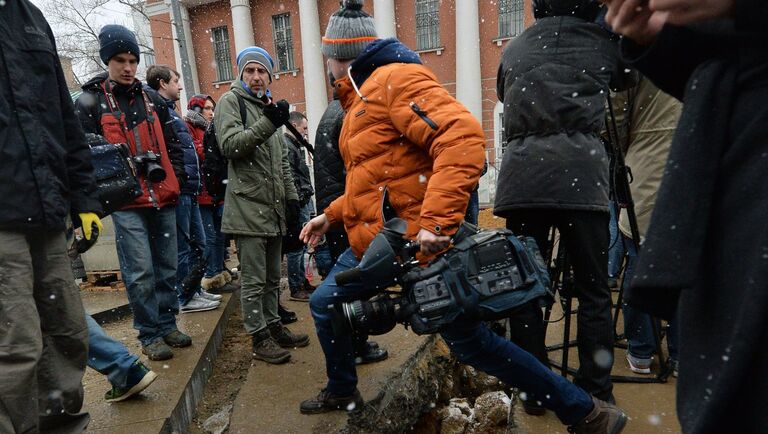 Журналисты и горожане у подземной комнаты, обнаруженной археологами у основания Китайгородской стены в Москве