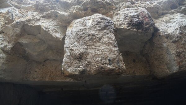 Каменный свод подземной комнаты, обнаруженной археологами у основания Китайгородской стены в Москве