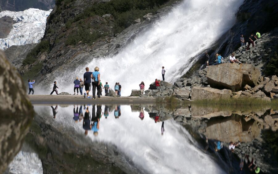 Туристы посещают водопады Наггет на леднике Менденхолл в национальном лесу Тонгасс, Аляска