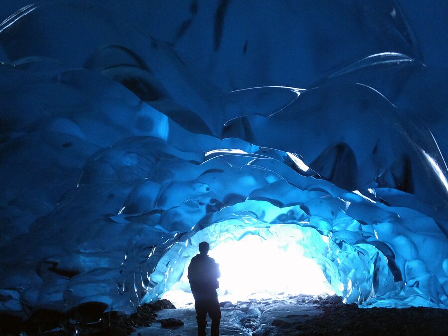 Внутри ледяной пещеры ледника Менденхолл в Джуно, Аляска