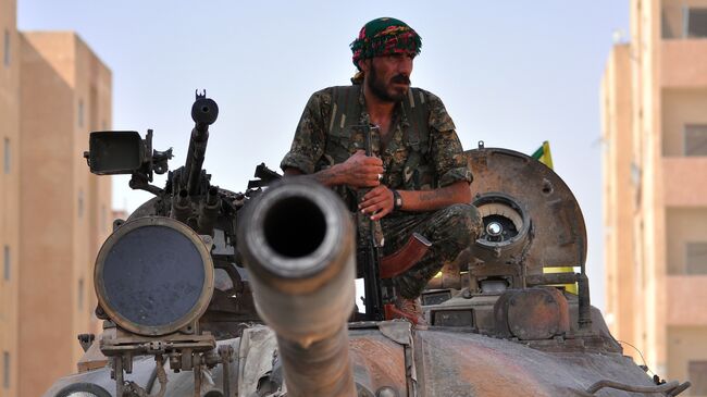 Боевик курдского отряда YPG в городе Эль-Хасаке на северо-востоке Сирии. Архивное фото