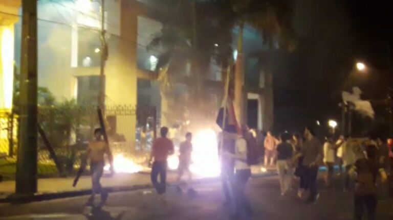 Парагвайцы подожгли здание конгресса во время акций протеста против реформ