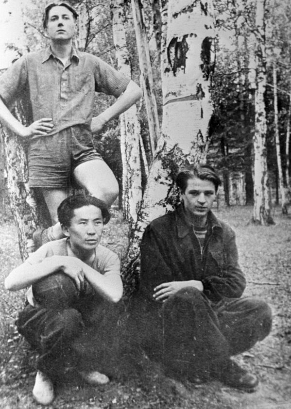 Евгений Евтушенко (на заднем плане) с товарищами по студенческой баскетбольной команде. 1948 год