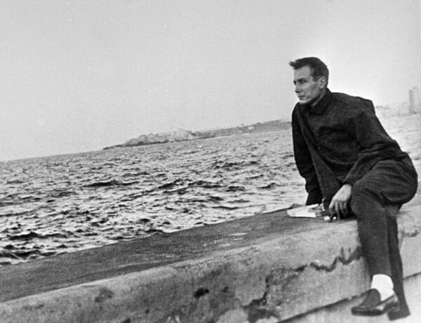 Поэт Евгений Евтушенко на набережной в Гаване. 1960 год