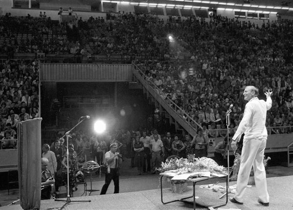 Евгений Евтушенко во время выступления на авторском вечере в спорткомплеке Олимпийский. 1983 год
