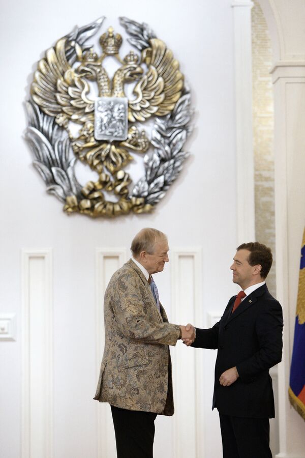 Президент РФ Дмитрий Медведев во время вручения Государственной премии за 2009 год в области литературы и искусства поэту Евгению Евтушенко. 12 июня 2010