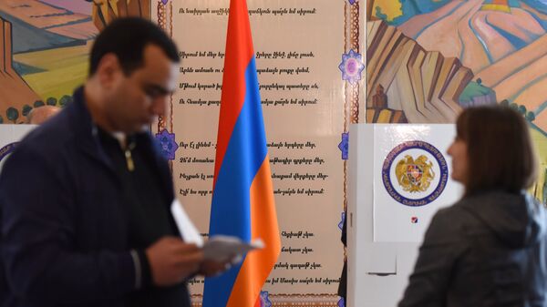Местные жители голосуют на выборах в Национальное собрание — однопалатный парламент Армении на избирательном участке в Ереване
