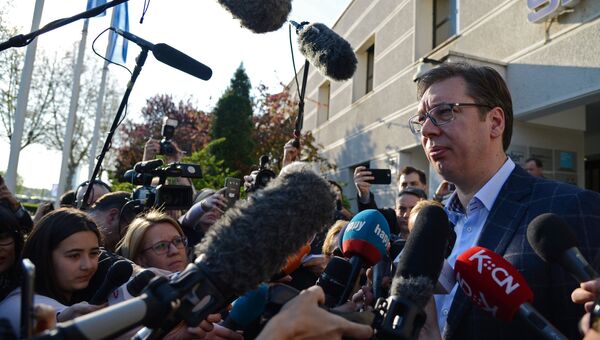 Председатель правительства Сербии Александр Вучич отвечает на вопросы журналистов после голосования на выборах президента Сербии в Белграде. 2 апреля 2017