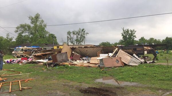 Разрушенный в результате торнадо передвижной дом в США