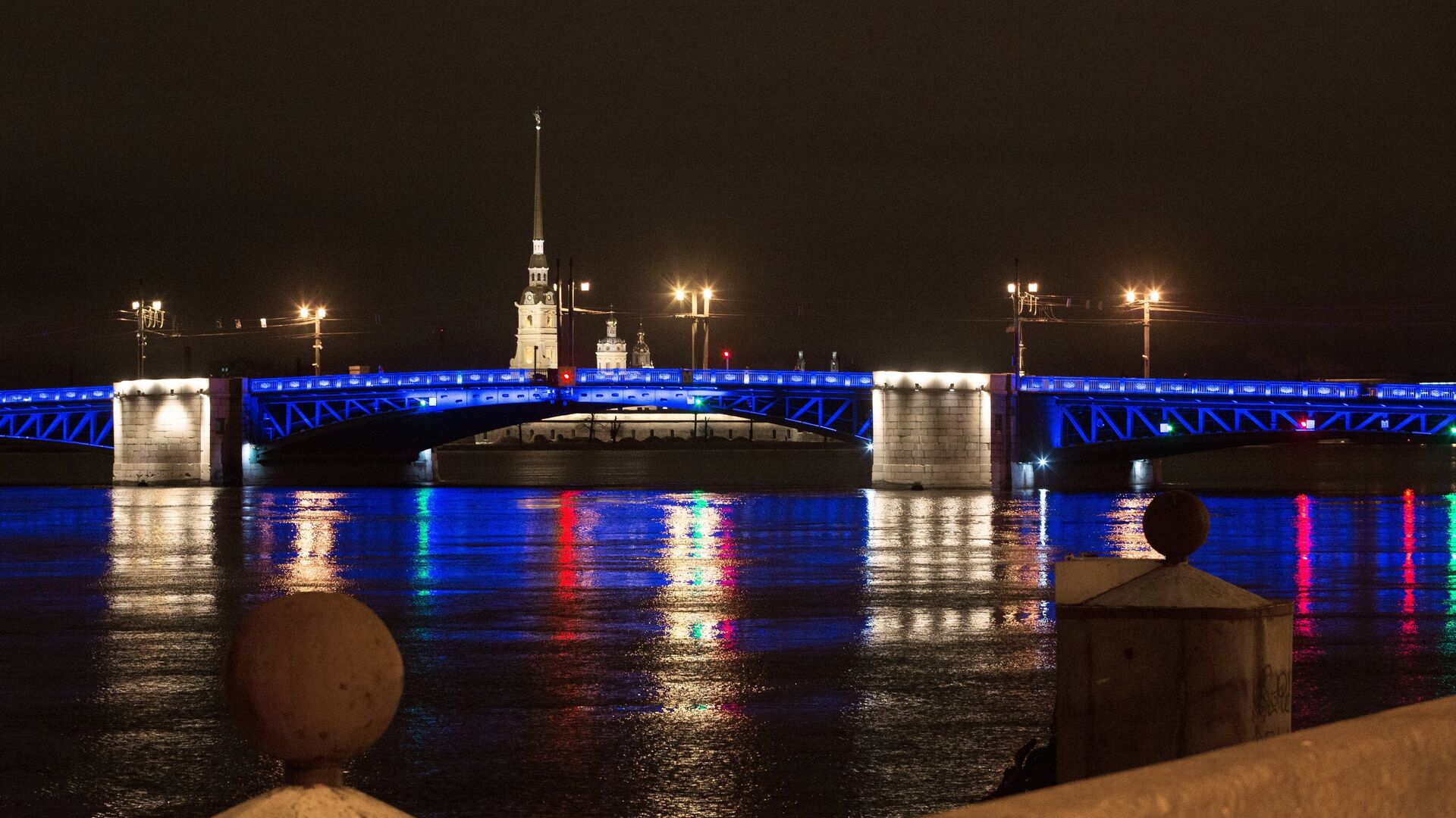 Дворцовый мост в Санкт-Петербурге, подсвеченный синим цветом в рамках международной акции Зажги синим - РИА Новости, 1920, 30.08.2024