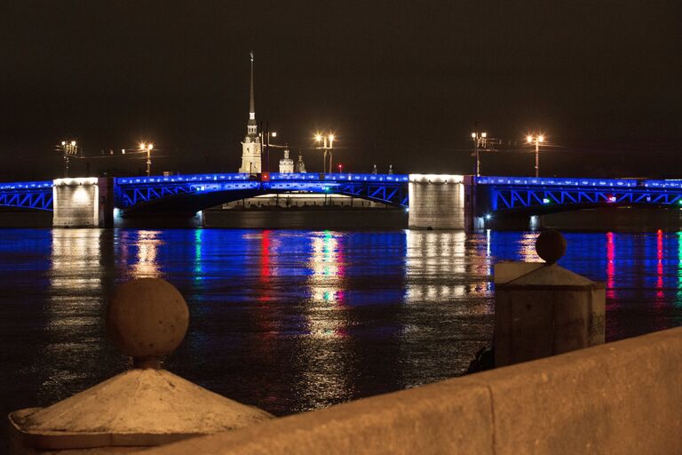 Дворцовый мост в Санкт-Петербурге, подсвеченный синим цветом в рамках международной акции Зажги синим