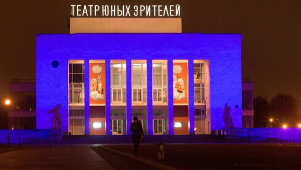 Здание театра Юного Зрителя в Санкт-Петербурге, подсвеченное синим цветом в рамках международной акции Зажги синим
