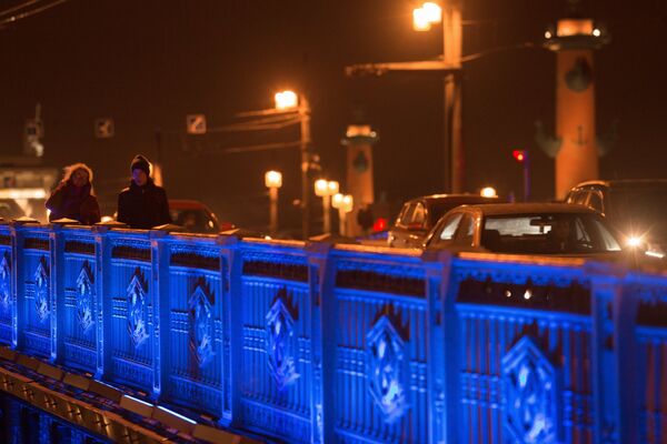 Дворцовый мост в Санкт-Петербурге, подсвеченный синим цветом в рамках международной акции Зажги синим