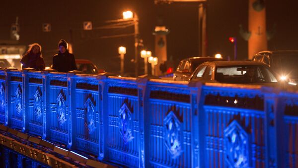 Дворцовый мост в Санкт-Петербурге, подсвеченный синим цветом в рамках международной акции Зажги синим