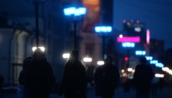 Фонари на пешеходной улице Вайнера в городе Екатеринбурге, горящие синим цветом в рамках международной акции Зажги синим