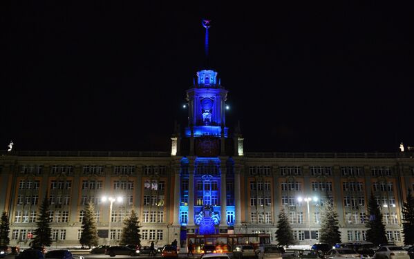 Здание администрации города Екатеринбурга, подсвеченное синим цветом в рамках международной акции Зажги синим
