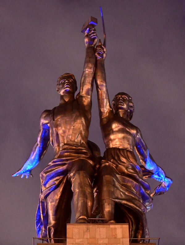 Скульптура Веры Мухиной Рабочий и колхозница у ВВЦ, подсвеченная синим цветом в рамках международной акции Зажги синим