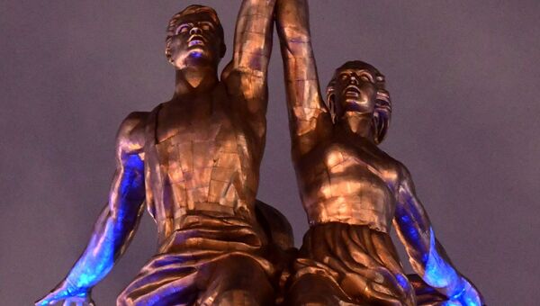 Скульптура Веры Мухиной Рабочий и колхозница у ВВЦ, подсвеченная синим цветом в рамках международной акции Зажги синим