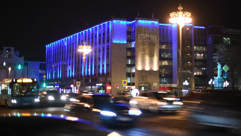 Здание и памятник Пушкину на Тверской улице, подсвеченные синим цветом в рамках международной акции Зажги синим