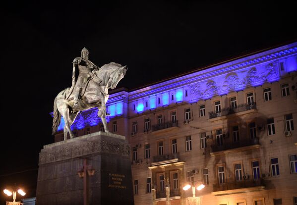 Здание на Тверской улице, подсвеченное синим цветом в рамках международной акции Зажги синим