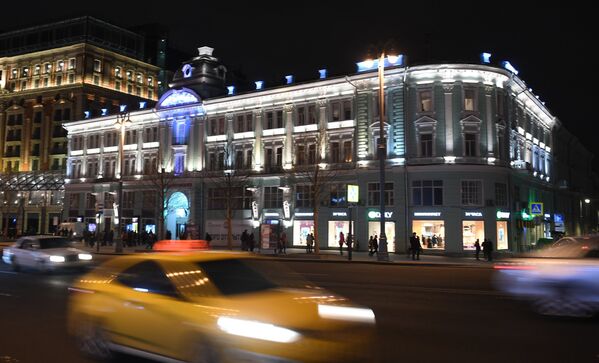 Здание на Тверской улице, подсвеченное синим цветом в рамках международной акции Зажги синим