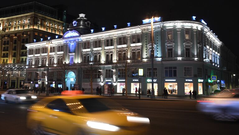 Здание на Тверской улице, подсвеченное синим цветом в рамках международной акции Зажги синим