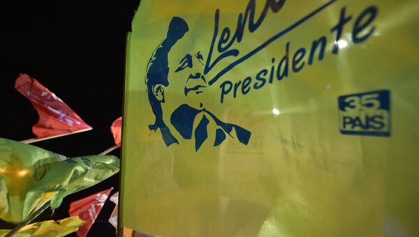 Сторонники кандидата в президенты от правящего блока Ленина Морено во время митинга. 3 апреля 2017