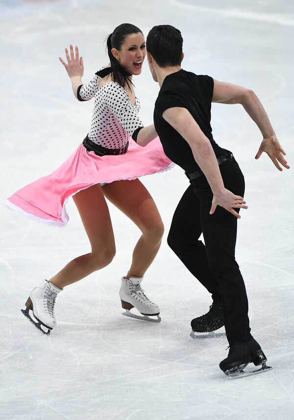 Шарлен Гиньяр и Марко Фаббри выступают в короткой программе танцев на льду на ЧМ по фигурному катанию в Хельсинки