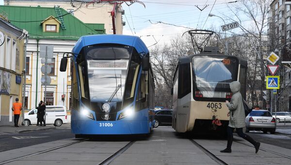 Трамвай на маршруте в Москве. Архивное фото
