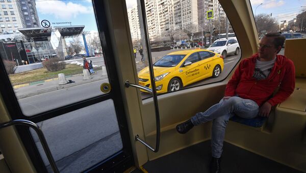 Пассажир в салоне трамвая нового поколения Витязь-М в Москве. Архивное фото