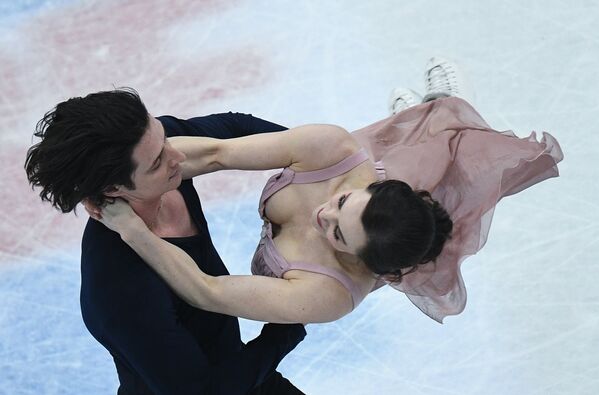 Тесса Вирчу и Скотт Мойр выступают в произвольной программе танцев на льду на чемпионате мира по фигурному катанию в Хельсинки
