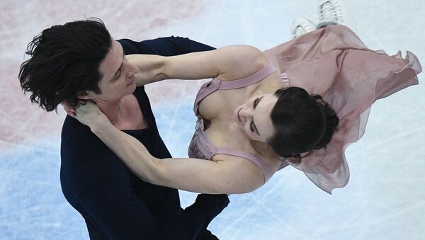 Тесса Вирчу и Скотт Мойр выступают в произвольной программе танцев на льду на чемпионате мира по фигурному катанию в Хельсинки