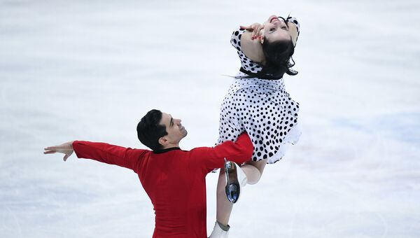Анна Каппелини и Лука Ланотте выступают в короткой программе танцев на льду на чемпионате мира по фигурному катанию в Хельсинки